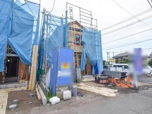 【神奈川県/相模原市中央区淵野辺本町】中央区淵野辺本町3丁目新築戸建て4号棟（全5棟） 建築中の外観：4号棟：写真中央（全5棟）
