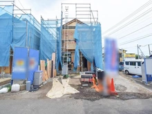 【神奈川県/相模原市中央区淵野辺本町】中央区淵野辺本町3丁目新築戸建て4号棟（全5棟） 建築中の外観：4号棟：写真中央（全5棟）