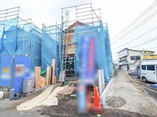 【神奈川県/相模原市中央区淵野辺本町】中央区淵野辺本町3丁目新築戸建て4号棟（全5棟） 建築中の外観：4号棟：写真中央（全5棟）