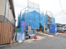 【神奈川県/相模原市中央区淵野辺本町】中央区淵野辺本町3丁目新築戸建て5号棟（全5棟） 建築中の外観：5号棟：写真中央（全5棟）