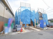 【神奈川県/相模原市中央区淵野辺本町】中央区淵野辺本町3丁目新築戸建て5号棟（全5棟） 建築中の外観：5号棟：写真中央（全5棟）