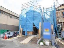【神奈川県/相模原市中央区淵野辺本町】中央区淵野辺本町3丁目新築戸建て5号棟（全5棟） 建築中の外観：5号棟：写真中央（全5棟）