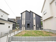 【神奈川県/横浜市都筑区加賀原】都筑区加賀原1丁目　新築戸建5号棟（全7棟） 外観：5号棟：写真中央奥（全7棟）