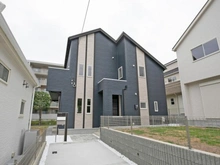 【神奈川県/横浜市都筑区加賀原】都筑区加賀原1丁目　新築戸建5号棟（全7棟） 外観：5号棟：写真中央奥（全7棟）