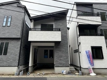 【神奈川県/横浜市緑区鴨居町】緑区鴨居町　新築戸建2号棟（全5棟） 建築中の外観：2号棟（全5棟）中央