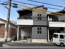 【神奈川県/横浜市緑区鴨居町】緑区鴨居町　新築戸建1号棟（全5棟） 建築中の外観：1号棟/全5棟　一番左