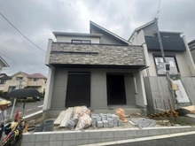 【東京都/町田市成瀬台】町田市成瀬台1丁目　新築戸建て12号棟（全18棟） 建築中の外観：全18区画　左側　12号棟