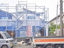 【神奈川県/横浜市青葉区大場町】青葉区大場町　新築戸建てB号棟 建築中の外観：写真右側：B号棟（全2棟）