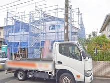 【神奈川県/横浜市青葉区大場町】青葉区大場町　新築戸建てB号棟 建築中の外観：写真右側：B号棟（全2棟）