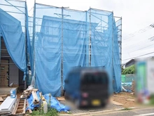 【神奈川県/横浜市青葉区荏田西】青葉区荏田西3丁目　新築戸建て1号棟（全2棟） 建築中の外観：写真右側：1号棟（全2棟）