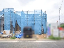 【神奈川県/横浜市青葉区荏田西】青葉区荏田西3丁目　新築戸建て1号棟（全2棟） 建築中の外観：写真中央：1号棟（全2棟）