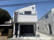 【東京都/立川市柴崎町】立川市柴崎町　1号棟　新築戸建 建築中の外観：全3棟現場（写真中央）