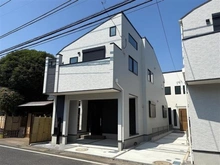 【東京都/立川市柴崎町】立川市柴崎町　1号棟　新築戸建 建築中の外観：全3棟現場（写真中央）