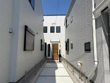 【東京都/立川市柴崎町】立川市柴崎町　2号棟　新築戸建 建築中の外観：全2棟現場（写真中央）