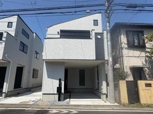 【東京都/立川市柴崎町】立川市柴崎町　3号棟　新築戸建 建築中の外観：全3棟現場（写真中央）