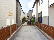 【東京都/国分寺市北町】国分寺市北町5丁目（4号棟）　新築戸建 建築中の外観：全4棟　写真右奥