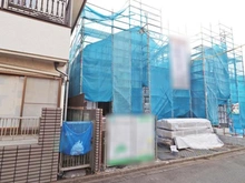 【東京都/小平市上水南町】小平市上水南町2丁目 新築戸建 全2棟 1号棟 建築中の外観：全2棟　写真中央