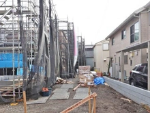 【東京都/小金井市本町】小金井市本町3丁目 全3棟 3号棟 建築中の外観：全3棟　奥側