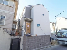 【東京都/小金井市貫井北町】小金井市貫井北町3丁目 全3棟 2号棟 建築中の外観：全3棟　写真中央