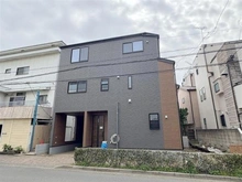 【東京都/三鷹市大沢】三鷹市大沢4丁目　新築戸建 建築中の外観：写真中央