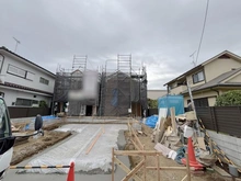 【東京都/東久留米市前沢】東久留米市前沢5丁目　新築戸建　1号棟 建築中の外観：全3棟　右奥側