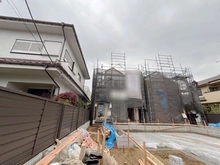 【東京都/東久留米市前沢】東久留米市前沢5丁目　新築戸建　3号棟 建築中の外観：全3棟　左奥側