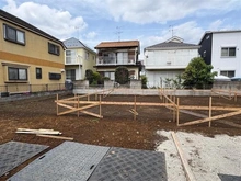 【東京都/小平市回田町】小平市回田町　新築戸建　B号棟 建築中の外観：全3棟（写真中央）