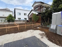 【東京都/小平市回田町】小平市回田町　新築戸建　D号棟 現地（建築前）：全3棟（写真中央）