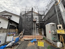 【東京都/小平市花小金井】小平市花小金井5丁目　全2棟　B号棟 建築中の外観：写真中央（全2棟）