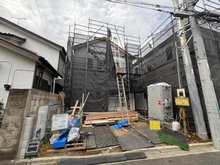 【東京都/小平市花小金井】小平市花小金井5丁目　全2棟　B号棟 建築中の外観：写真中央（全2棟）