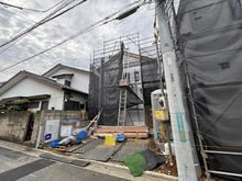 【東京都/小平市花小金井】小平市花小金井5丁目　全2棟　B号棟 建築中の外観：写真中央（全2棟）