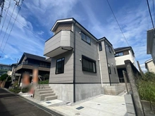 【東京都/日野市多摩平】日野市多摩平3丁目 新築戸建 3号棟 外観：全3棟 写真中央