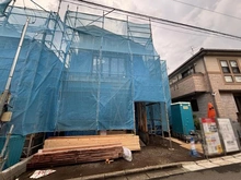 【東京都/西東京市ひばりが丘北】西東京市ひばりが丘北4丁目　新築戸建1号棟 建築中の外観：全2棟　写真中央