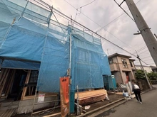 【東京都/西東京市ひばりが丘北】西東京市ひばりが丘北4丁目　新築戸建1号棟 建築中の外観：全2棟　右側