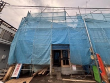 【東京都/西東京市ひばりが丘北】西東京市ひばりが丘北4丁目　新築戸建2号棟 建築中の外観：全2棟 写真中央
