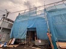 【東京都/西東京市ひばりが丘北】西東京市ひばりが丘北4丁目　新築戸建2号棟 建築中の外観：全2棟 写真中央
