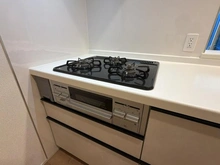 【東京都/日野市大字上田】日野市大字上田新築戸建 全7棟 1号棟 キッチン：三口コンロ