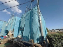 【東京都/東久留米市前沢】東久留米市前沢1丁目新築戸建 A号棟 全4棟 建築中の外観：全4棟（写真中央）