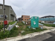【東京都/三鷹市北野】三鷹市北野3丁目新築戸建 2号棟 全3棟 建築中の外観：全3棟/奥側