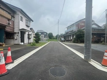 【東京都/小金井市貫井南町】小金井市貫井南町新築戸建　全6棟　A号棟 現地（建築前）：全6棟　道路奥正面
進入禁止のため遠くからの撮影となります。
