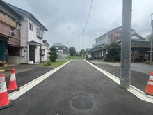 【東京都/小金井市貫井南町】小金井市貫井南町新築戸建　全6棟　C号棟 現地（建築前）：全6棟　道路奥正面左
進入禁止のため遠くからの撮影となります。