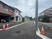 【東京都/小金井市貫井南町】小金井市貫井南町新築戸建　全6棟　E号棟 現地（建築前）：全6棟 道路奥左側
進入禁止のため遠くからの撮影になります。