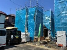 【東京都/日野市日野台】日野市日野台2丁目 新築戸建 全4棟 4号棟 建築中の外観：全4区画 4号棟 写真中央
