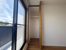 【東京都/小平市大沼町】小平市大沼町2丁目 中古戸建 洋室：約6帖（中央）収納