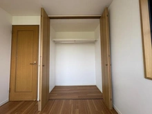 【東京都/小平市大沼町】小平市大沼町2丁目 中古戸建 洋室：約6帖（東側）収納