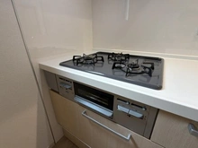 【東京都/日野市大字石田】日野市大字石田新築戸建 1号棟 全2棟 キッチン：三口コンロ