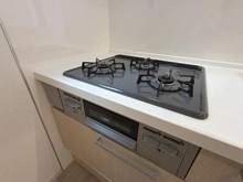 【東京都/日野市大字石田】日野市大字石田新築戸建 2号棟 全2棟 キッチン：三口コンロ