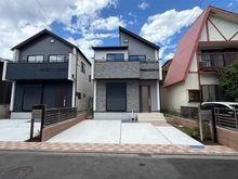 【東京都/日野市日野台】日野市日野台5丁目 新築戸建 全2棟 2号棟 建築中の外観：全2棟　写真中央