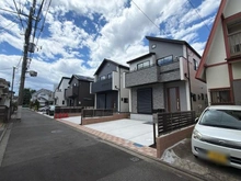 【東京都/日野市日野台】日野市日野台5丁目 新築戸建 全2棟 2号棟 建築中の外観：全2棟 右側