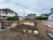 【東京都/小金井市本町】小金井市新築戸建　1号棟 建築中の外観：全2棟
写真左側
※7月現在の様子